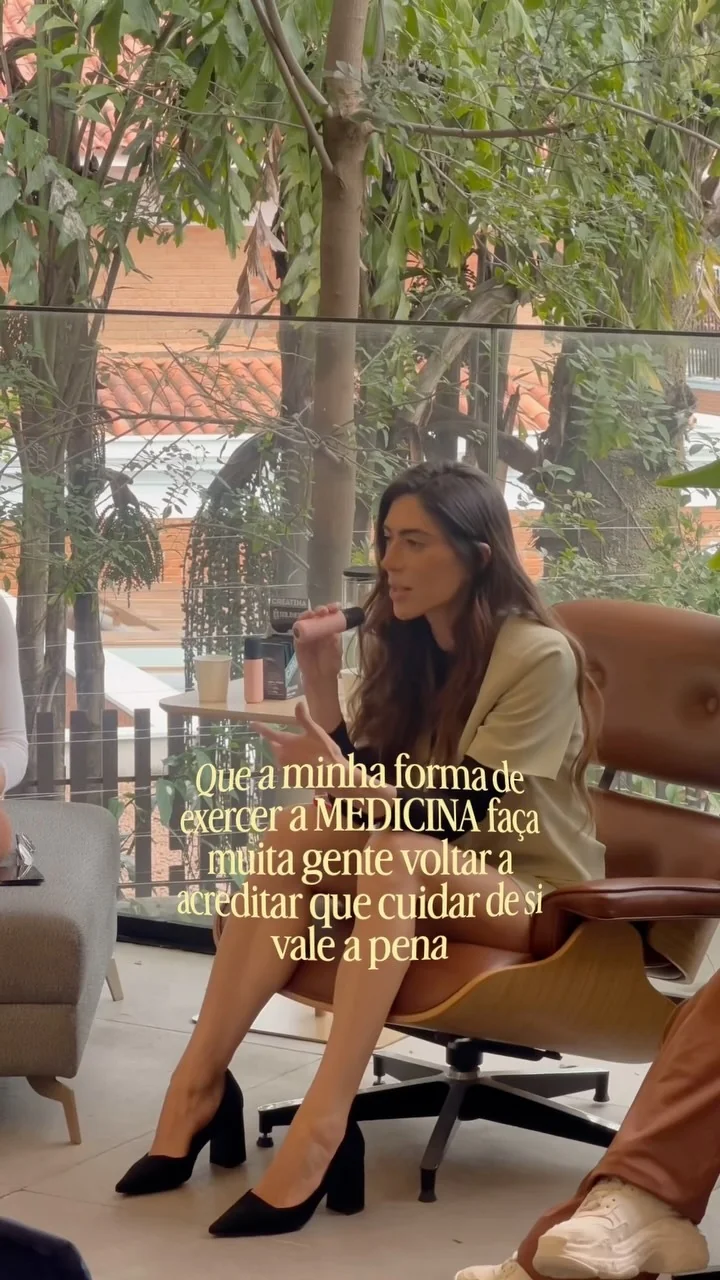 Raquel em ambiente de trabalho